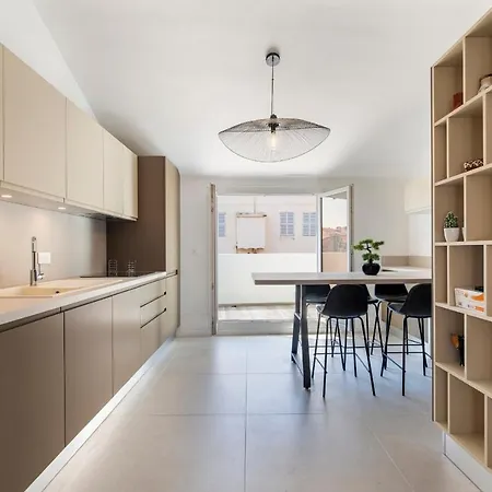 Ref 1422 - 3 Bedrooms Just Next To The Palais With Large Terrace Appartement